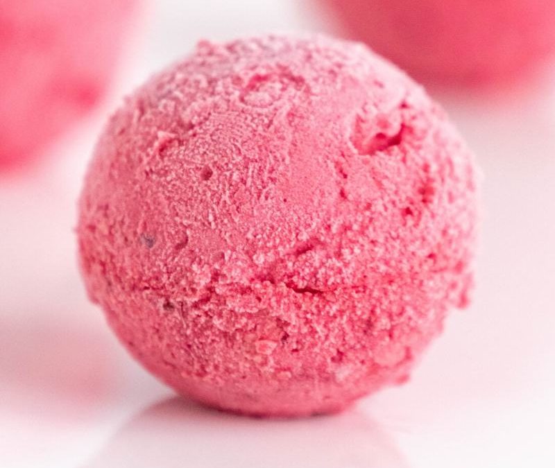 Gefrorene Keto Himbeer Cheesecake Fat Bombs