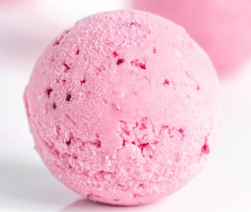 Gefrorene Keto Erdbeer Cheesecake Fat Bombs