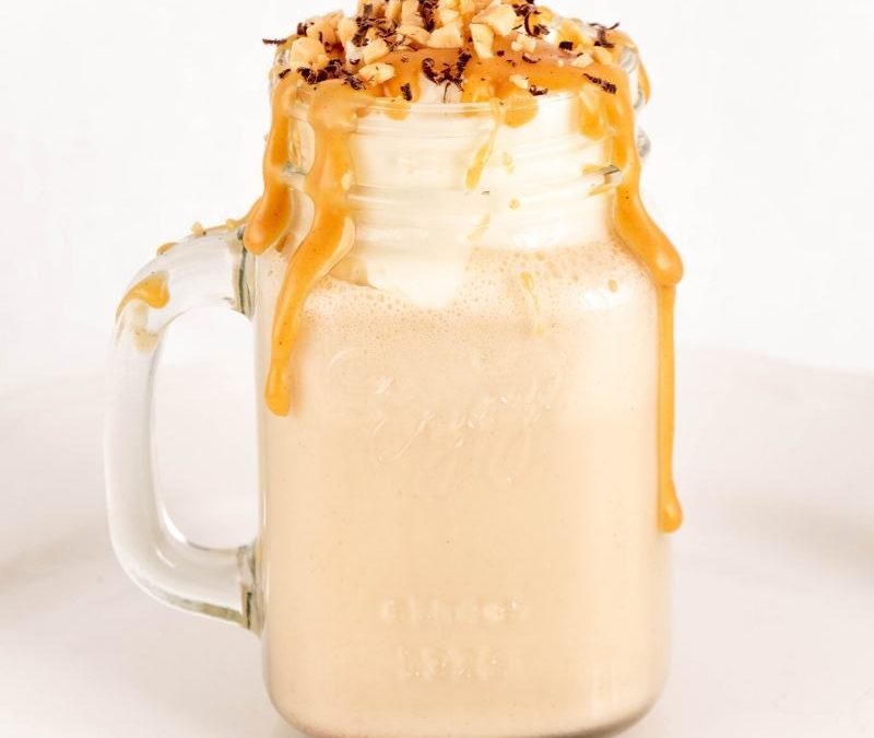 Keto Erdnussbutter Milchshake