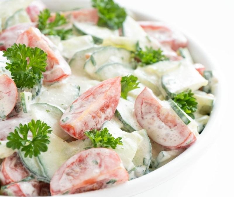 Cremiger Low Carb Tomaten-Gurken Salat
