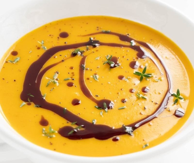 Keto Kürbissuppe mit Ingwer und Kokosmilch