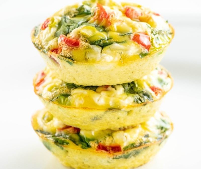 Keto Spinat & Feta Ei-Muffins mit Tomaten