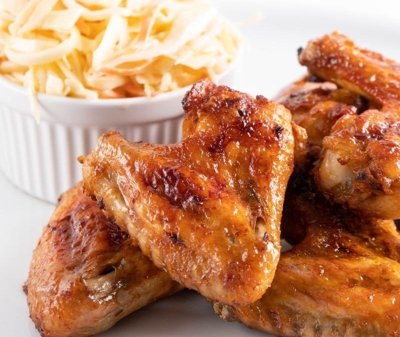 Keto Chicken Wings mit Coleslaw