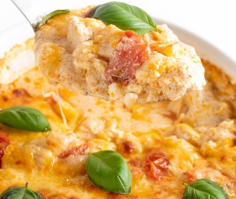 Mediterraner Keto Hähnchen-Feta Auflauf