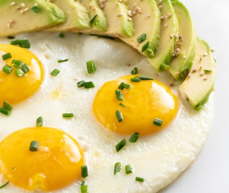 Spiegeleier mit Avocado