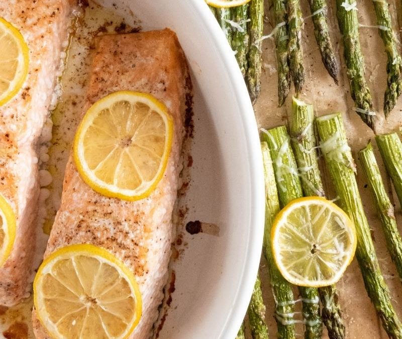Keto Lachs mit Ofen-Spargel