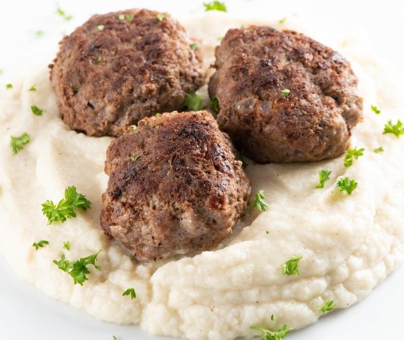 Keto Frikadellen mit Blumenkohlpüree