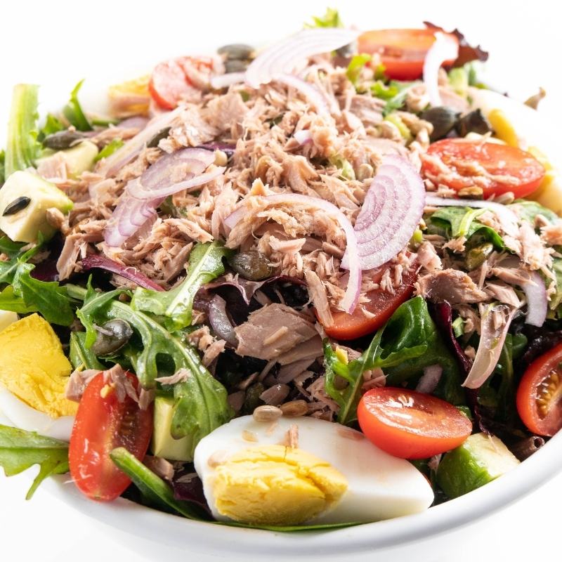 Leckerer Low Carb Thunfisch-Salat mit Eiern und Avocado ohne Kohlenhydrate Mobile Featured Image