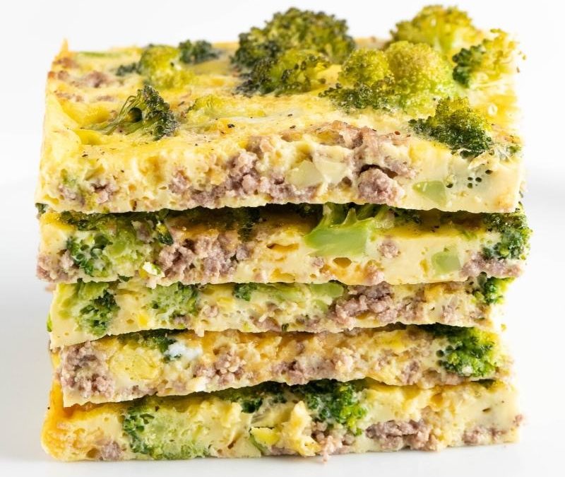 Keto Brokkoli-Hack-Frittata vom Blech
