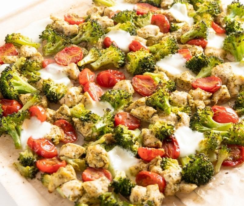Keto Hähnchen-Gemüse-Blech mit Pesto