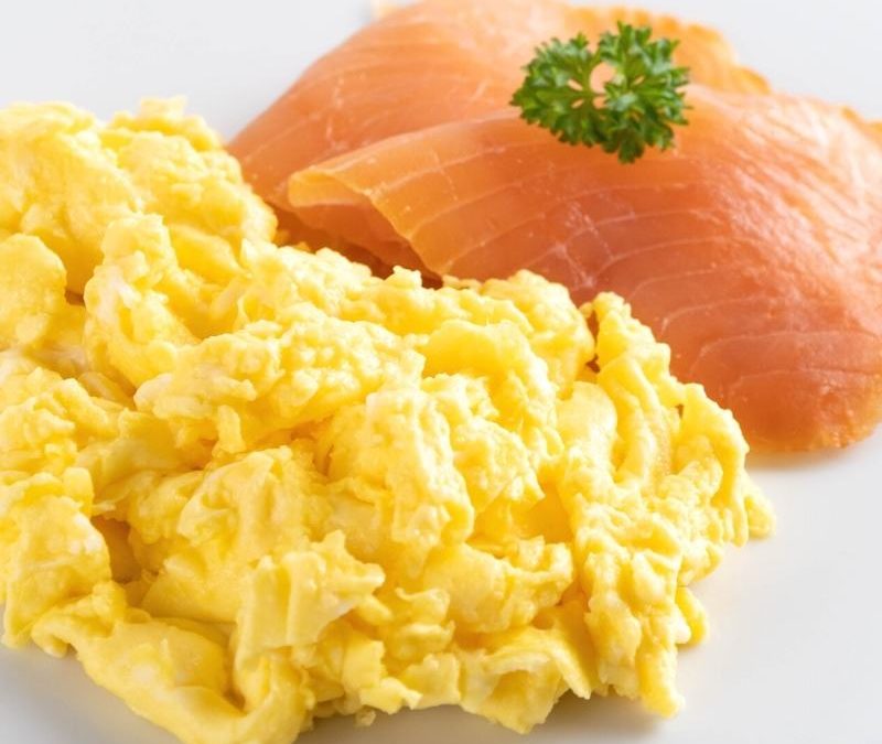Keto Rührei mit Räucherlachs