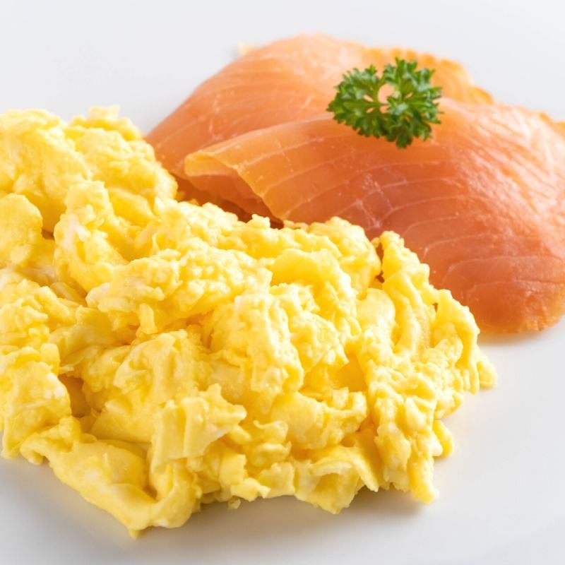 Einfaches Keto Rührei mit Räucherlachs zum schnellen Low Carb Frühstück Mobile Featured Image