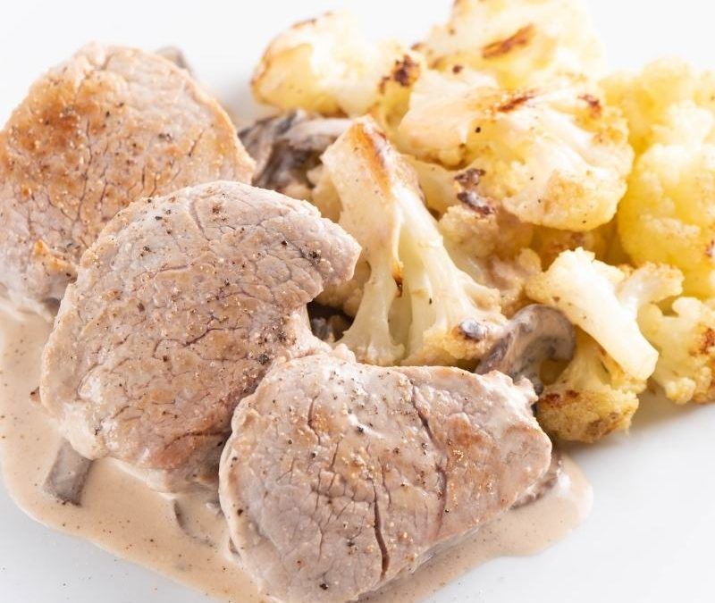 Keto Schweine-Medaillons mit geröstetem Blumenkohl