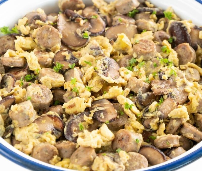 Keto Würstchen-Pilz-Pfanne mit Ei