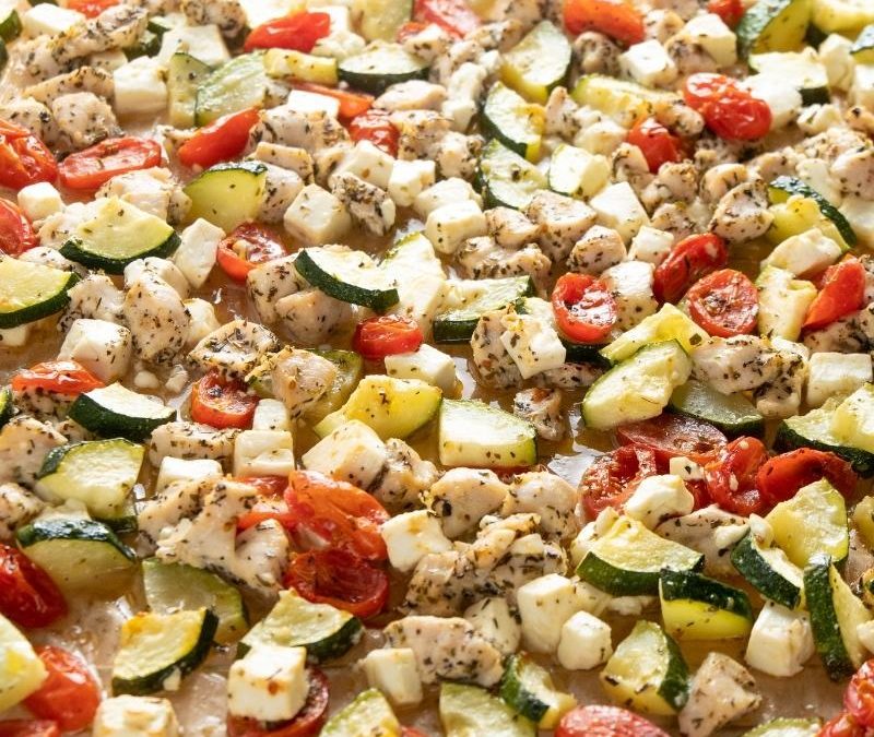 Mediterranes Keto Hähnchen-Gemüse-Blech