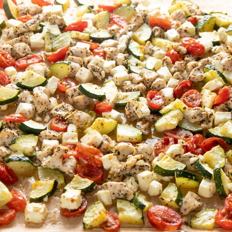 Mediterranes Keto Hähnchen-Gemüse-Blech zum schnellen Abendessen ohne Kohlenhydrate Mobile Featured Image