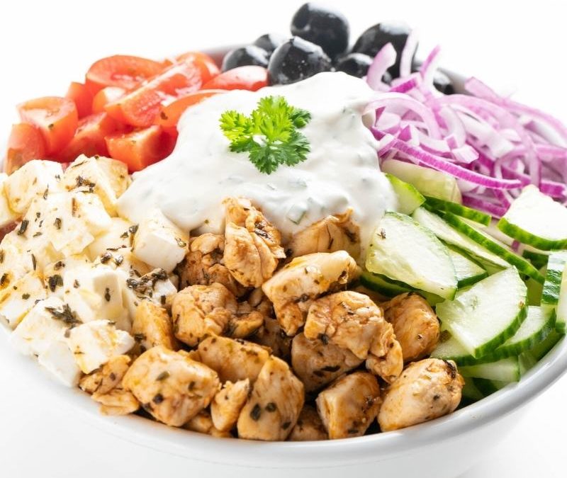 Griechische Keto Hähnchen-Feta-Bowl