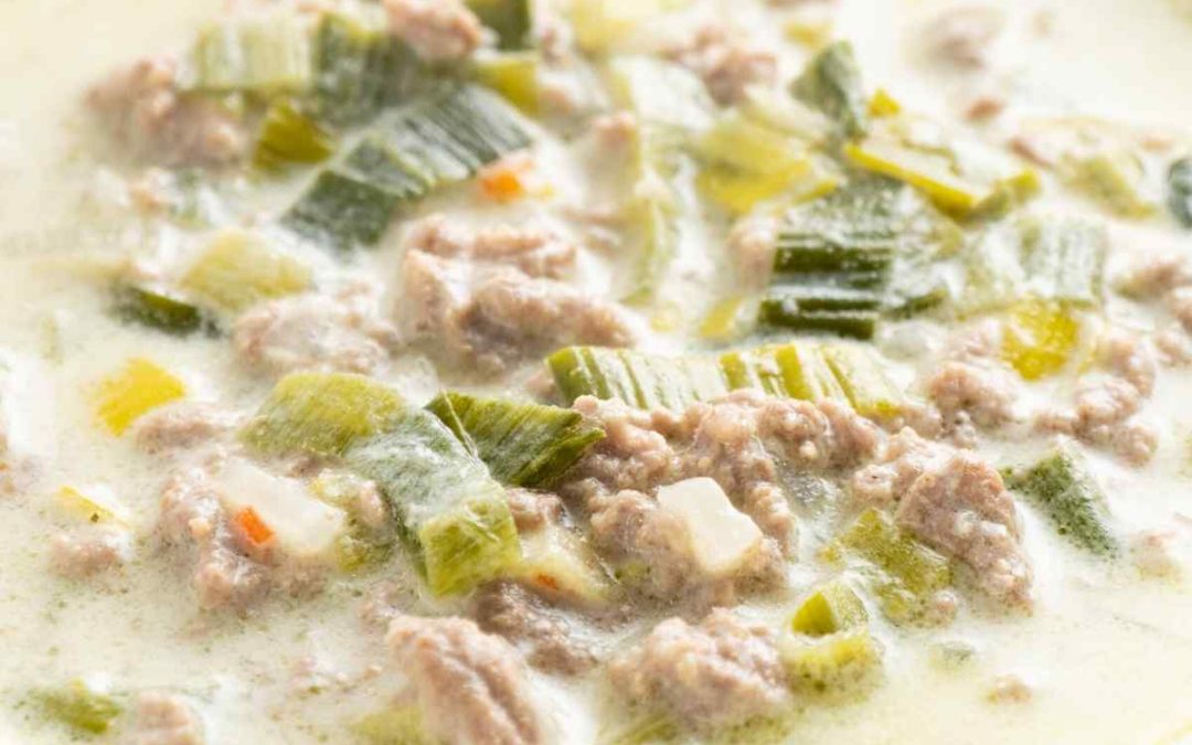Keto Käse-Lauch-Suppe mit Hackfleisch