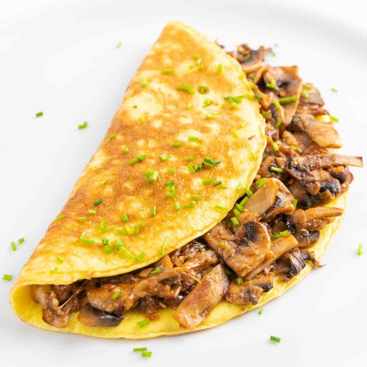Einfaches Low Carb Pilz-Omelette mit Champignons als schnelles Keto Frühstück zum Abnehmen Mobile Featured Image
