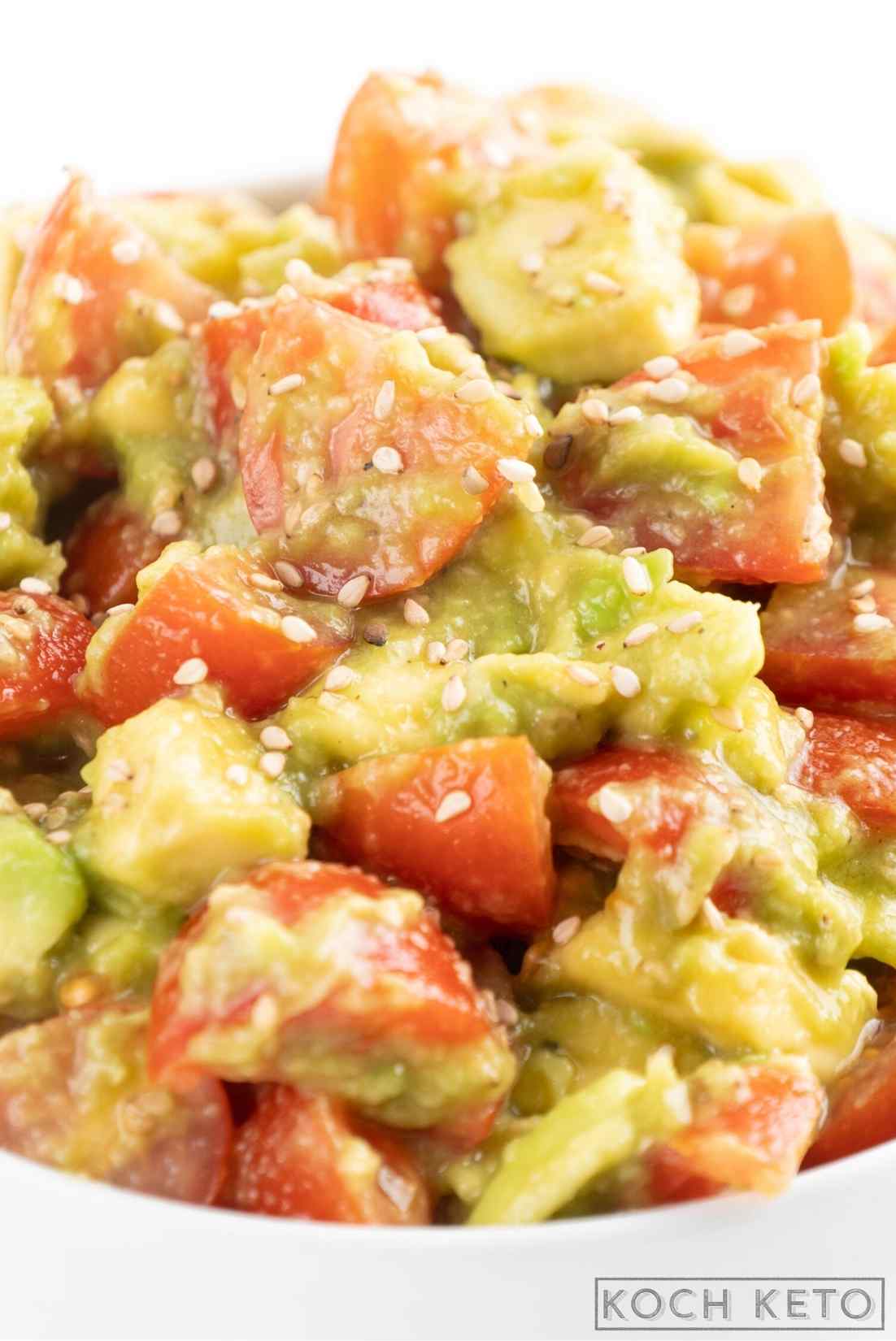 Schneller Keto Avocado-Tomaten-Salat als einfacher ketogener Snack ohne Kohlenhydrate Image #1