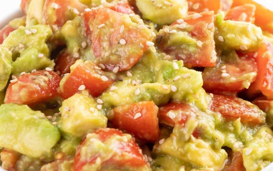 Schneller Keto Avocado-Tomaten-Salat