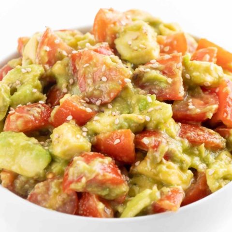 Schneller Keto Avocado-Tomaten-Salat