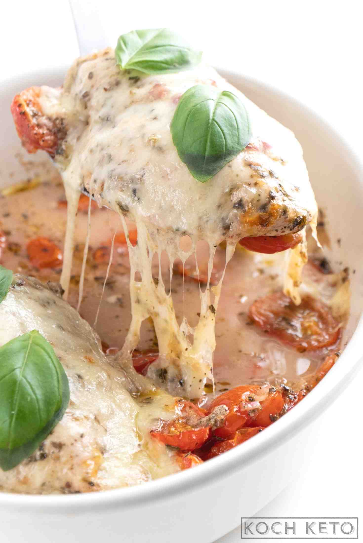 Gebackenes Low Carb Hähnchen Caprese (Tomate-Mozzarella) ohne Kohlenhydrate zum ketogenen Abendessen aus dem Backofen Image #1
