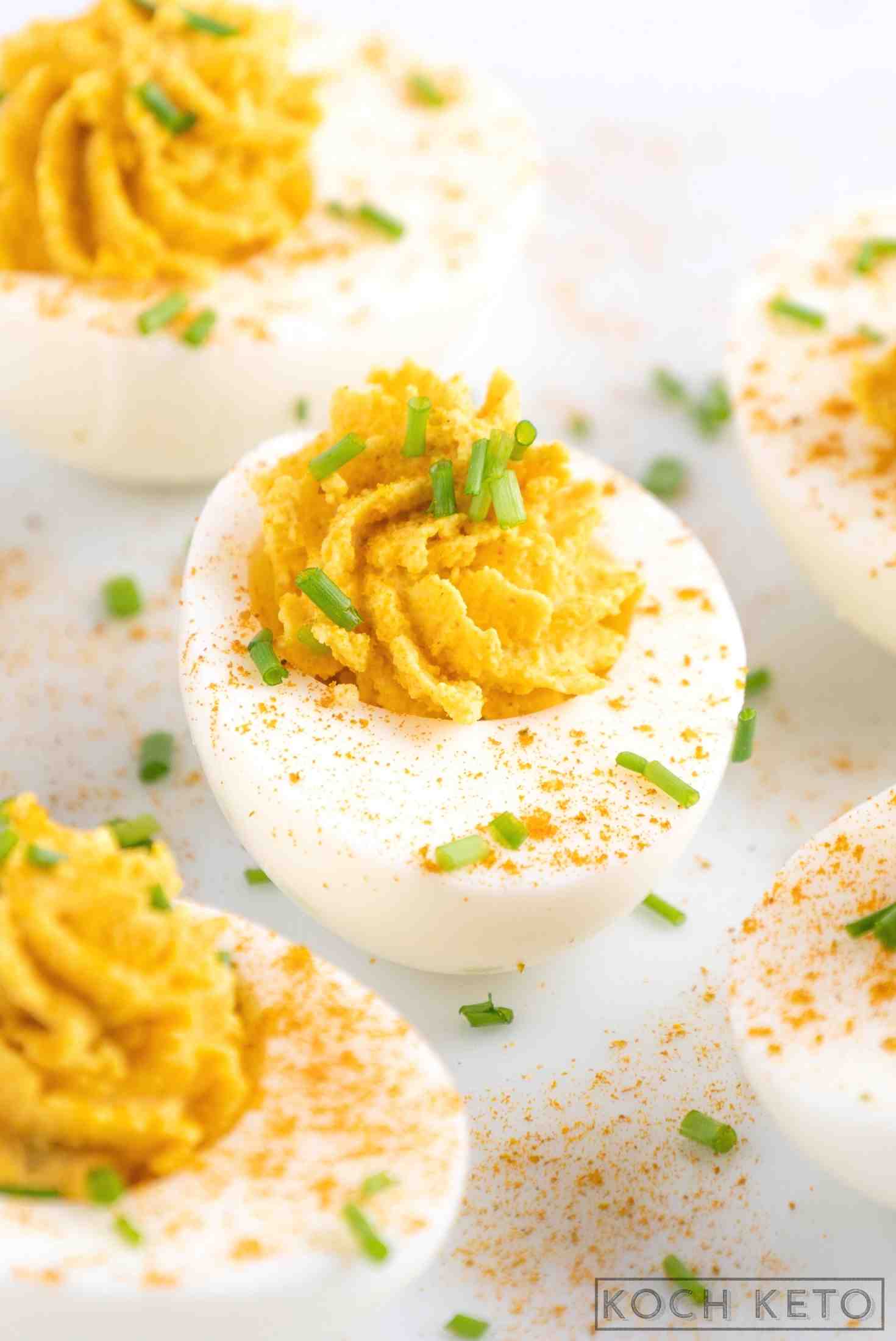 Gefüllte Curry-Eier - einfacher Keto Snack ohne Kohlenhydrate zum Abnehmen Image #1
