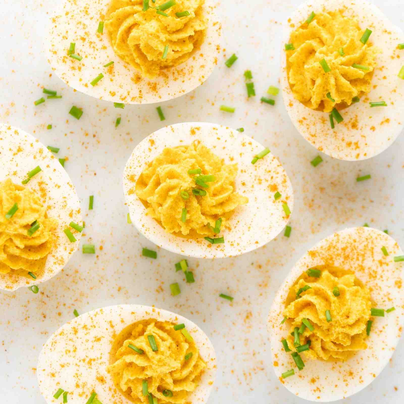 Gefüllte Curry-Eier - einfacher Keto Snack ohne Kohlenhydrate zum Abnehmen Mobile Featured Image