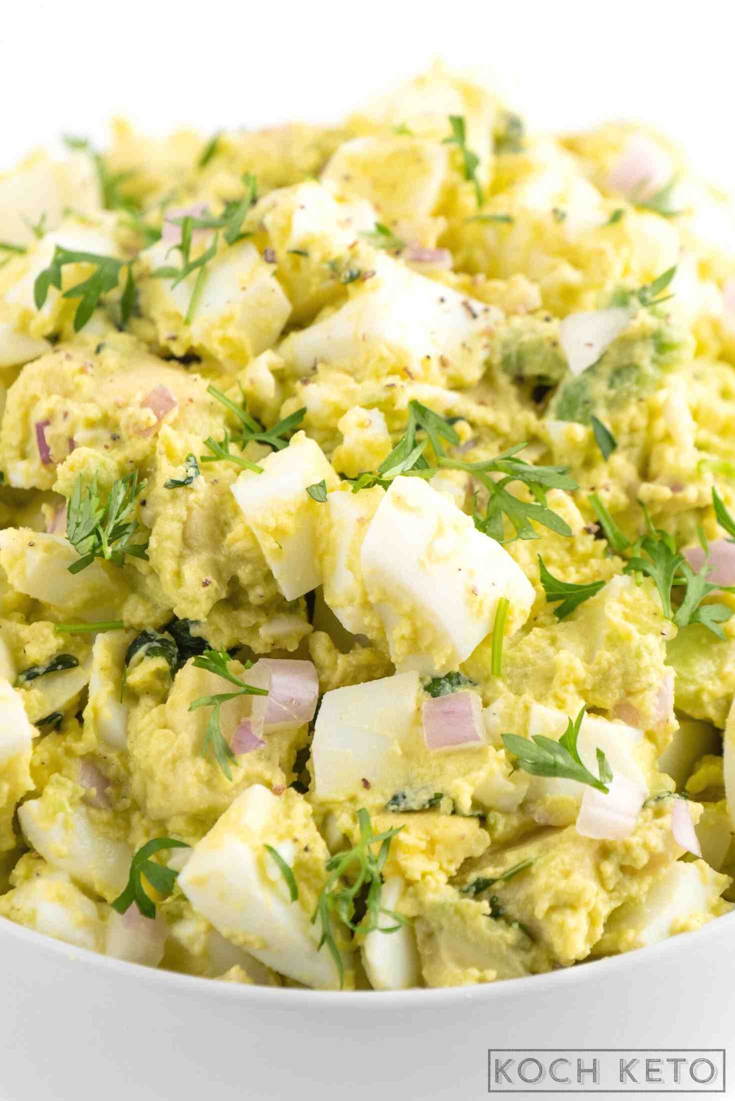 Einfacher Low Carb Avocado-Eier-Salat der zum Frühstück ohne Kohlenhydrate super satt macht Image #1