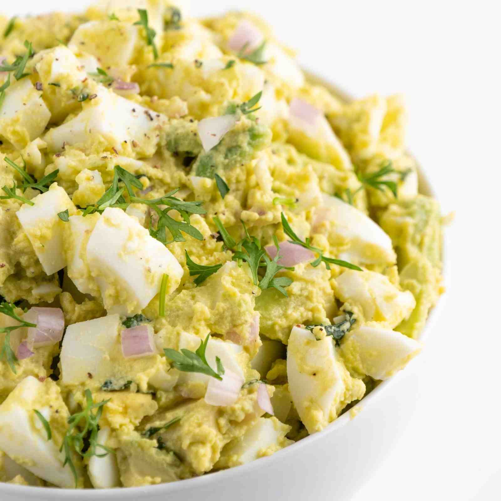 Einfacher Low Carb Avocado-Eier-Salat der zum Frühstück ohne Kohlenhydrate super satt macht Mobile Featured Image