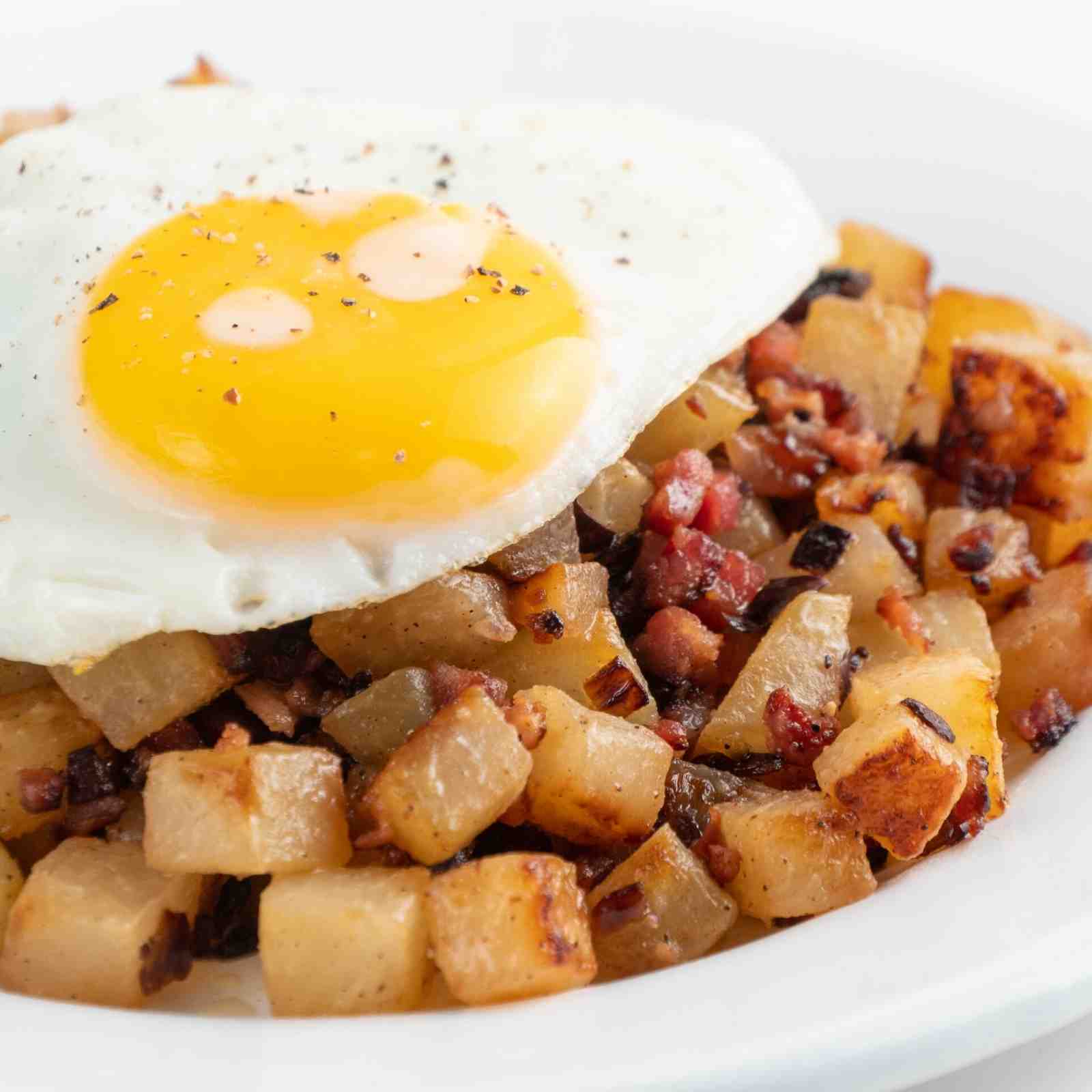 Einfaches Low Carb Bauernfrühstück mit Speck zum ketogenen Frühstück ohne Kohlenhydrate Mobile Featured Image