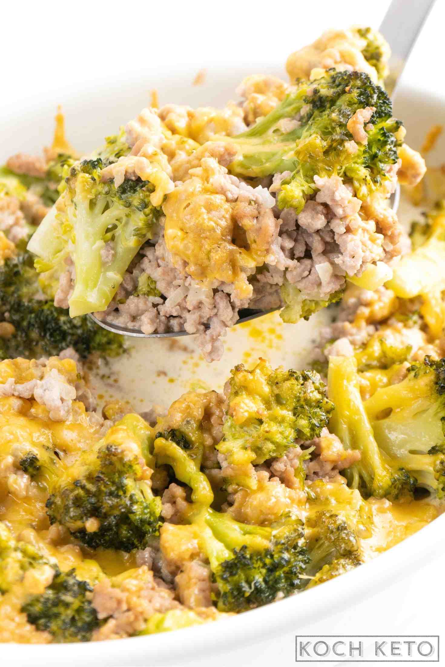 Einfacher Low Carb Brokkoli-Hackfleisch-Auflauf zum Mittagessen ohne Kohlenhydrate Image #1