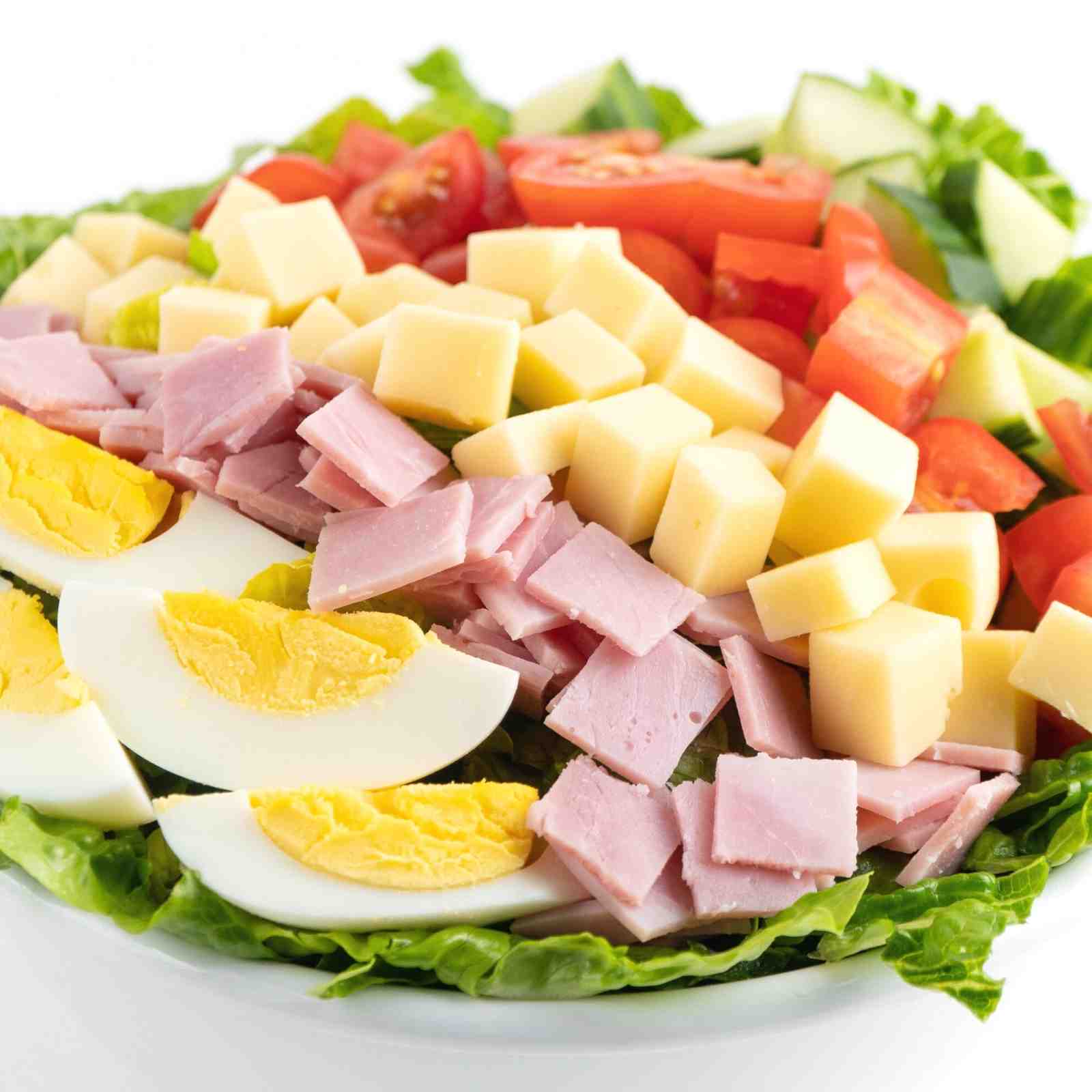 Low Carb Chef-Salat mit Schinken und Käse zum kohlenhydratarmen Abendessen Mobile Featured Image