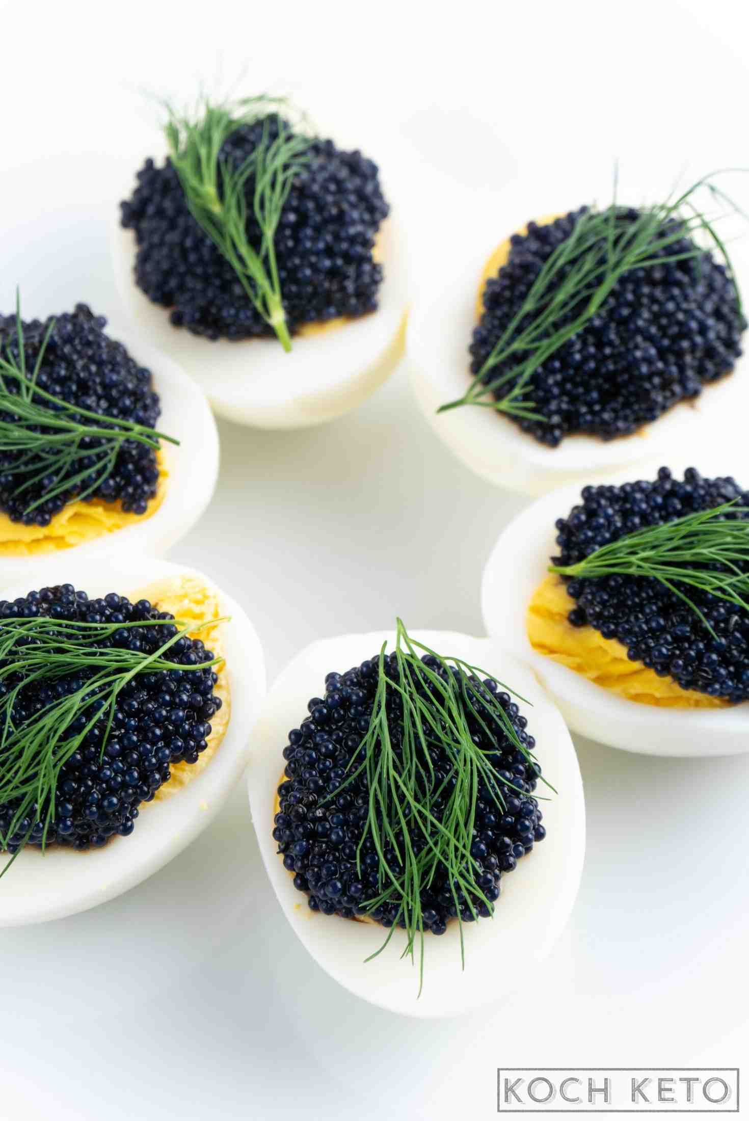 Eier mit Kaviar als schneller Keto Snack ohne Kohlenhydrate zum Abnehmen Image #1