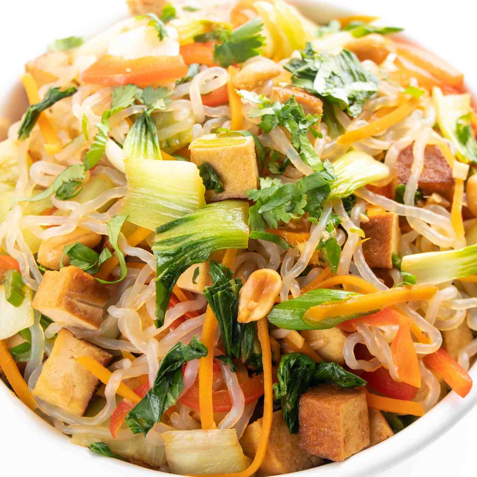 Mega leckerer Low Carb Glasnudelsalat mit Tofu zum veganen Abendessen ohne Kohlenhydrate Mobile Featured Image