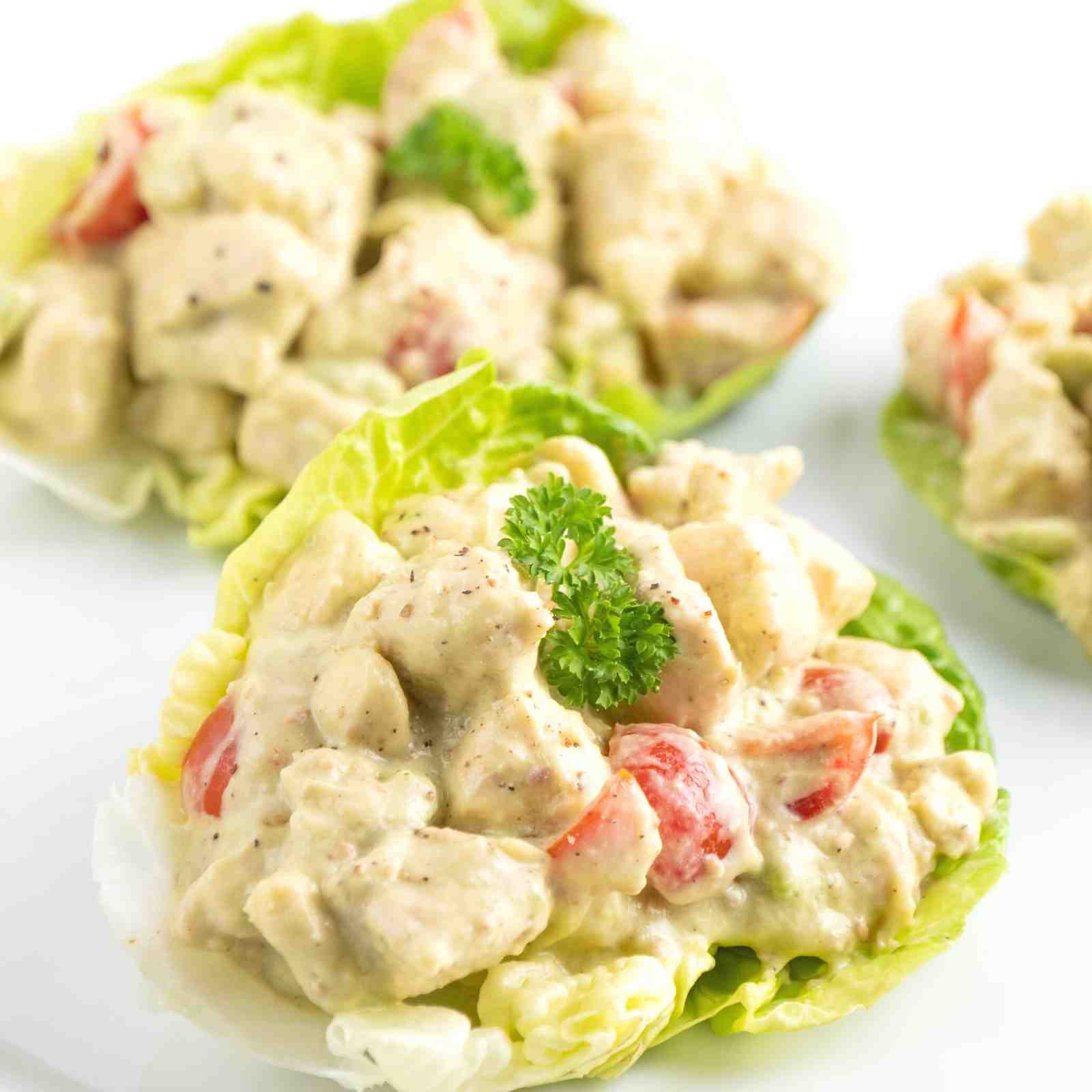 Schnelle Low Carb Hähnchen-Salat-Schiffchen als kohlenhydratarmes Frühstück ohne Eier Mobile Featured Image