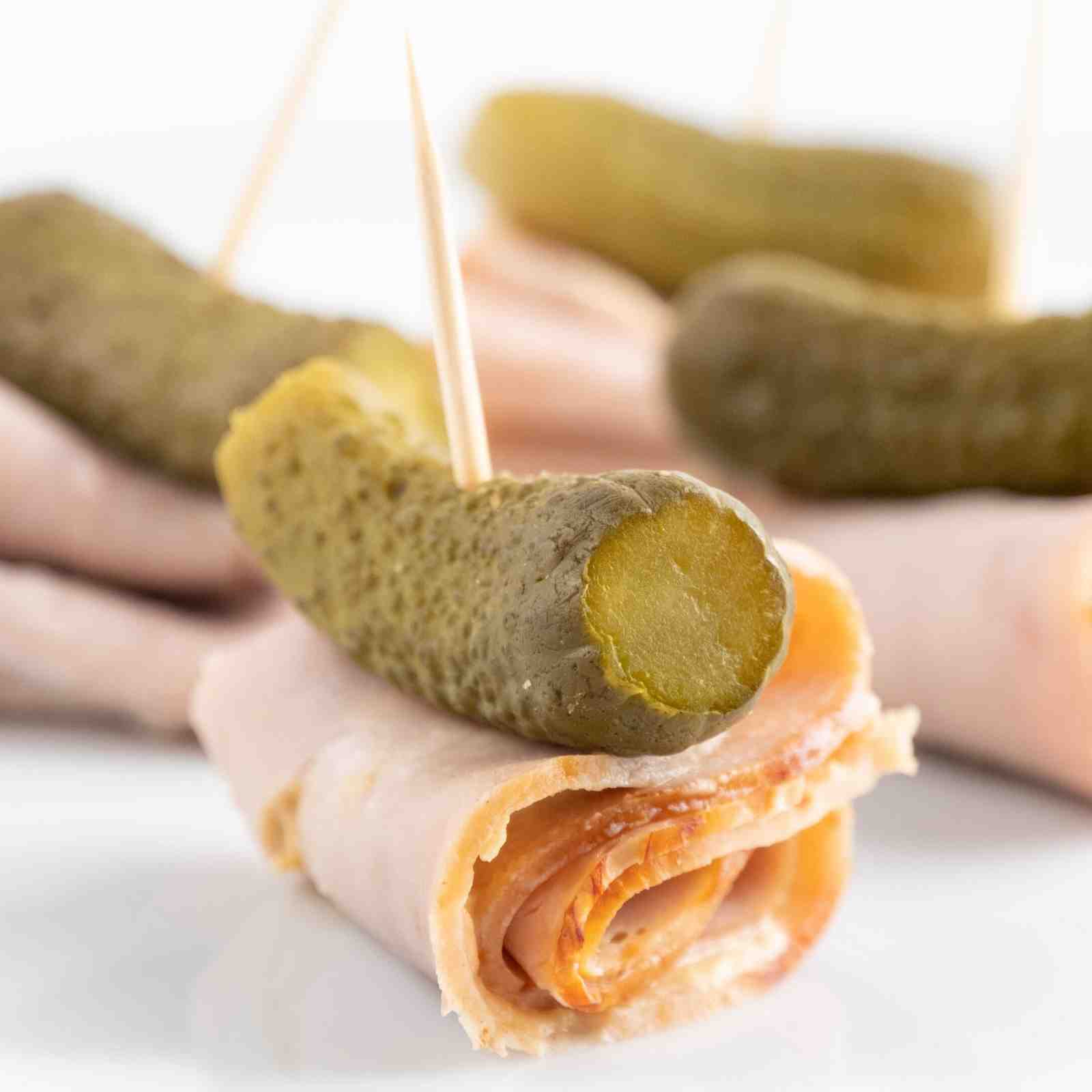 Einfache Schweinebraten-Gürkchen-Häppchen als Keto Snack ohne Kochen Mobile Featured Image