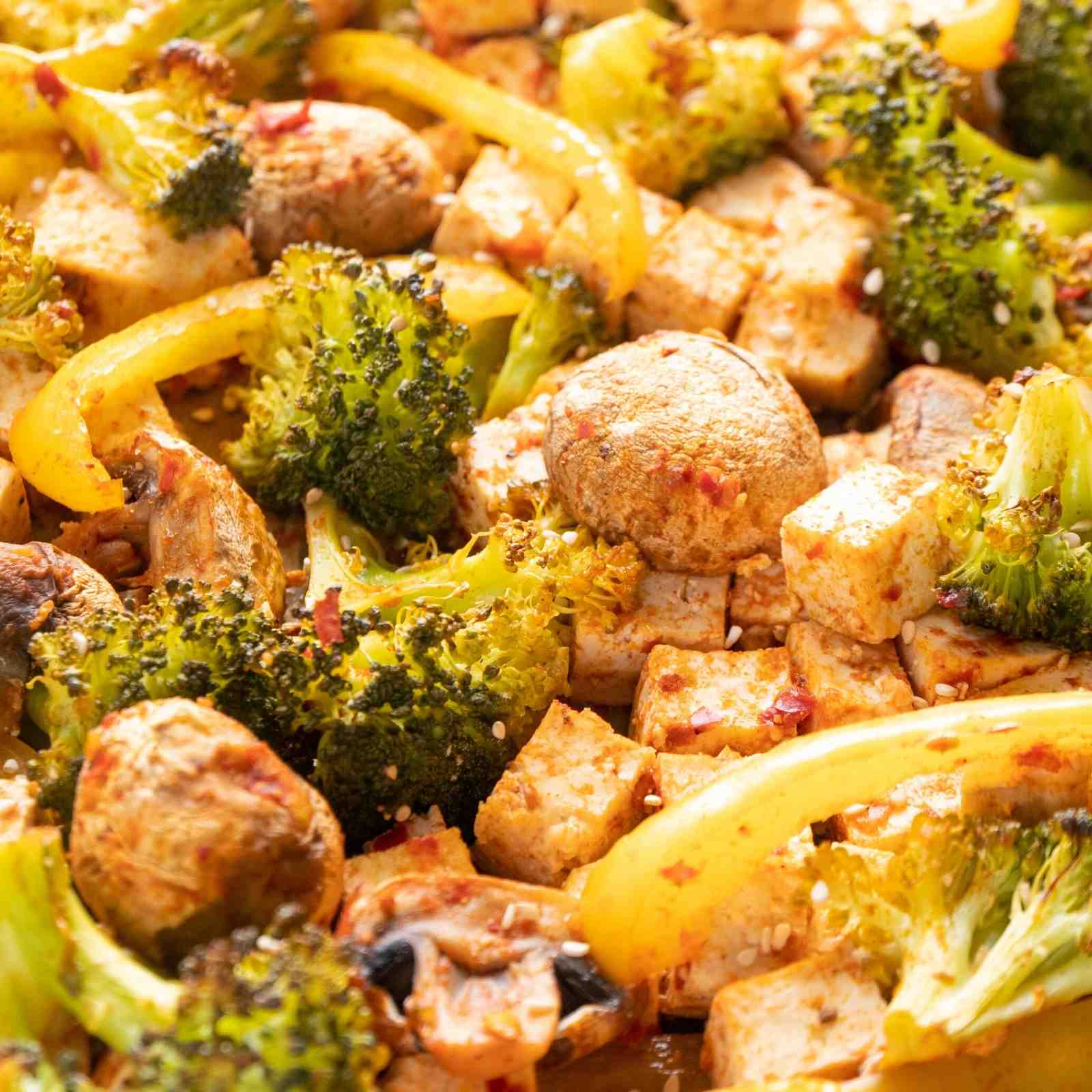 Veganes Low Carb Tofu-Gemüse-Blech mit Sambal Oelek zum ketogenen Abendessen ohne Kohlenhydrate Mobile Featured Image