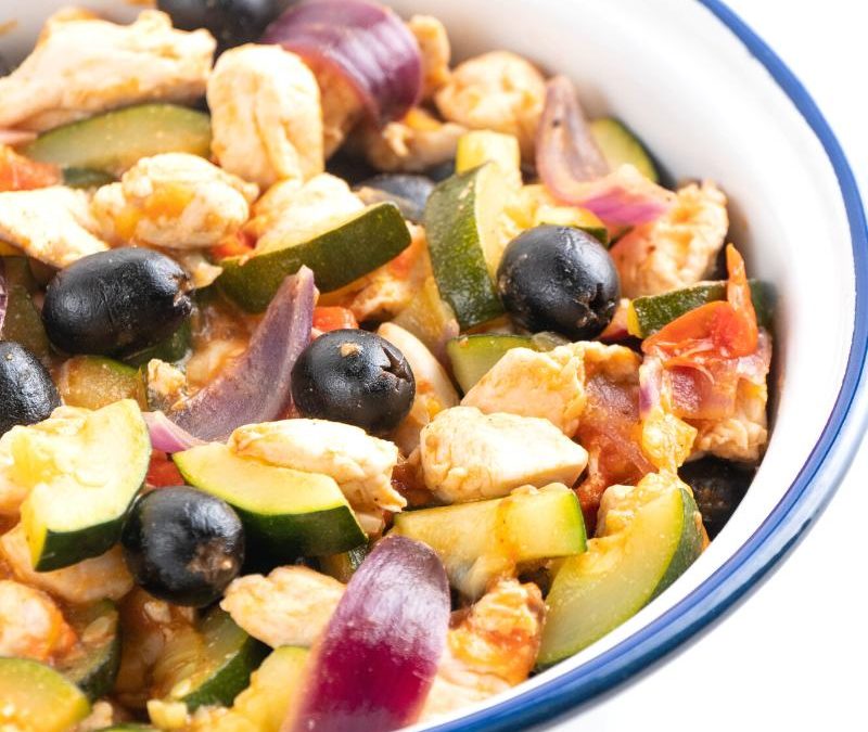 Mediterrane Keto Hähnchen-Gemüse-Pfanne