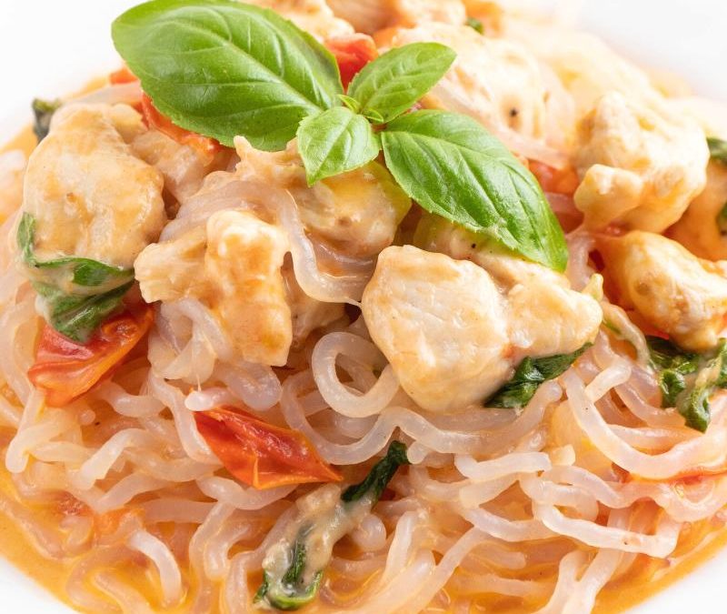 Keto Basilikum-Hähnchen-Pasta